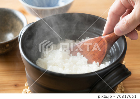 土鍋で炊いたご飯 土鍋で炊いたご飯 70317651