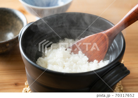 土鍋で炊いたご飯 土鍋で炊いたご飯 70317652