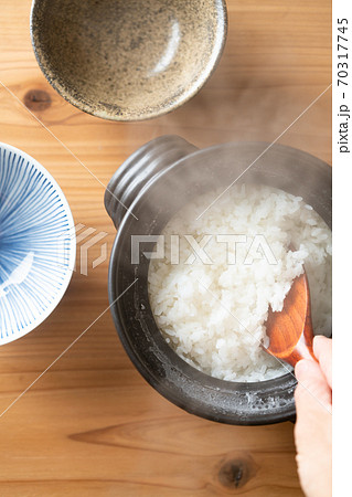 土鍋で炊いたご飯 70317745