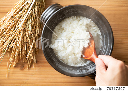 土鍋で炊いたご飯 土鍋で炊いたご飯 70317807