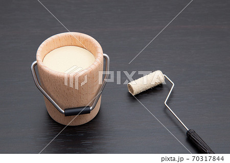 塗装工事イメージ　塗料と塗装ローラー 70317844