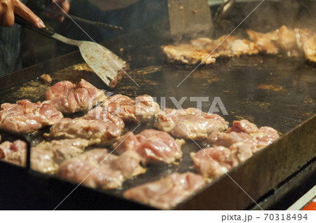 鶏肉の鉄板焼き　祭の屋台にて 70318494