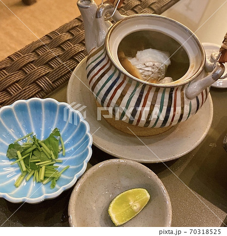 日本料理秋の味覚松茸の土瓶蒸し 70318525