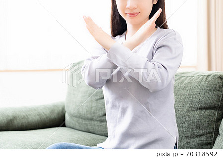 NGのジェスチャーをする若い女性 NGのジェスチャーをする若い女性 70318592