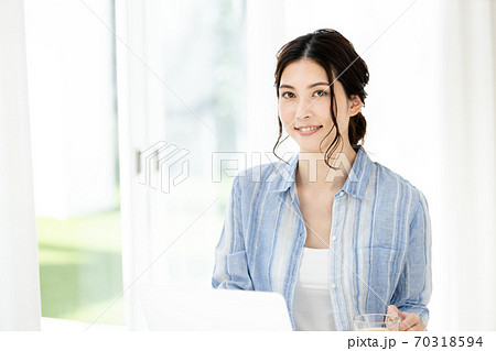 テレワーク中の若い女性 テレワーク中の若い女性 70318594