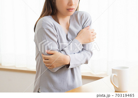 体調不良の若い女性 70319465