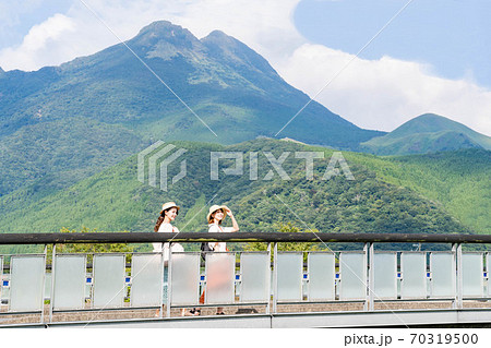 女子旅で湯布院を散策する若い女性と友達 9月 の写真素材