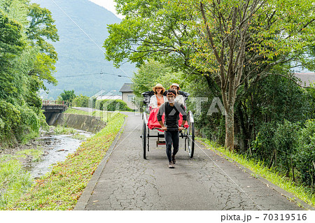 湯布院女子旅で人力車を楽しむ女性と友達 【9月】【撮影協力 人力車のえびす屋】 湯布院女子旅で人力車を楽しむ女性と友達 【9月】【撮影協力 人力車のえびす屋】 70319516