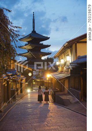 夕暮れの八坂の塔 夕暮れの八坂の塔 70319879
