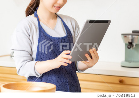 キッチンに立つ若い女性 キッチンに立つ若い女性 70319913