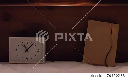 夜、ベッドで読書をする 70320228