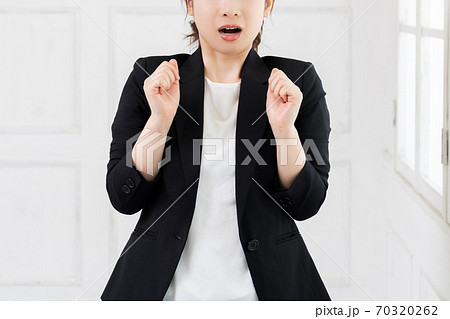 驚いたジェスチャーをする若いビジネスウーマン 70320262