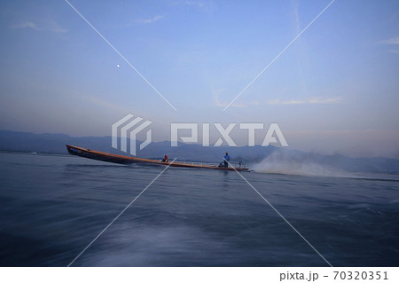 The fishing boat was sailing at a speed The fishing boat was sailing at a speed 70320351