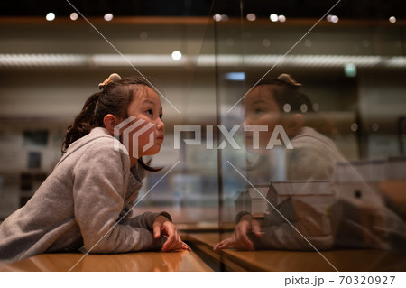 博物館を見学する女の子 博物館を見学する女の子 70320927