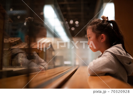 博物館を見学する女の子 70320928