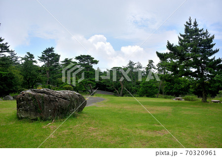 四方指展望台　展望台周辺に広がる美しの原高原の公園の風景　香川県　小豆島　寒霞渓(2) 70320961