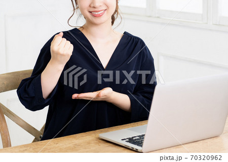 ノートパソコンを使う若い女性 70320962
