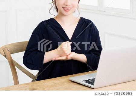 ノートパソコンを使う若い女性 70320963
