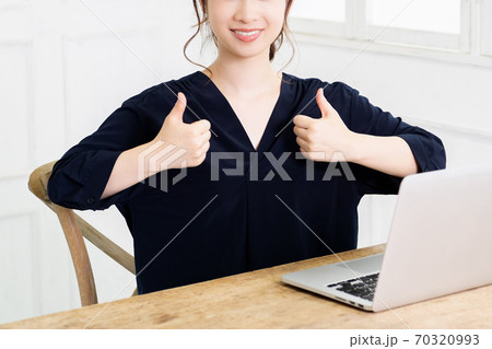 ノートパソコンを使う若い女性 ノートパソコンを使う若い女性 70320993