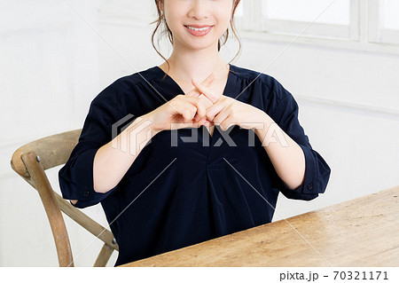 NGのジェスチャーをする若い女性 70321171