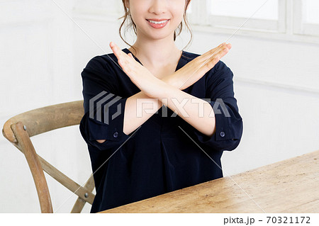NGのジェスチャーをする若い女性 70321172