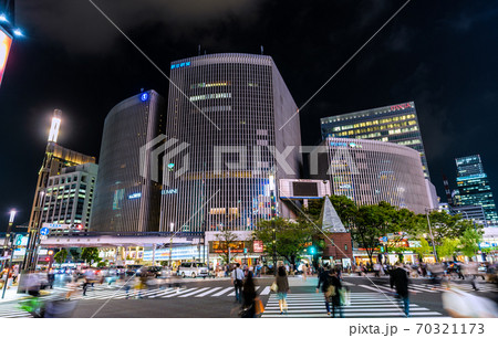 日本の東京都市景観 数寄屋橋の交差点などを望む 70321173