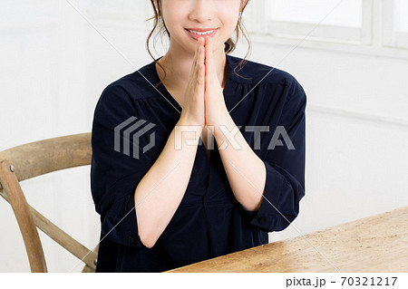 お願いする若い女性 お願いする若い女性 70321217