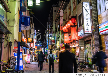 日本の東京都市景観 神田駅前の飲み屋街 西口商店街 などを望む 年10月2日の写真素材