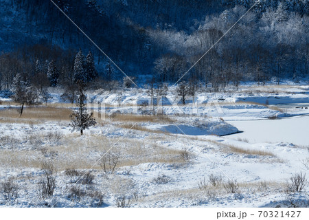 薄く積もった雪の風景 70321427