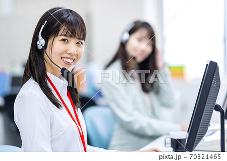 コールセンター で働く女性イメージの写真素材