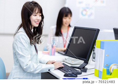 事務職の女性イメージの写真素材