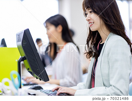 事務職の女性イメージの写真素材