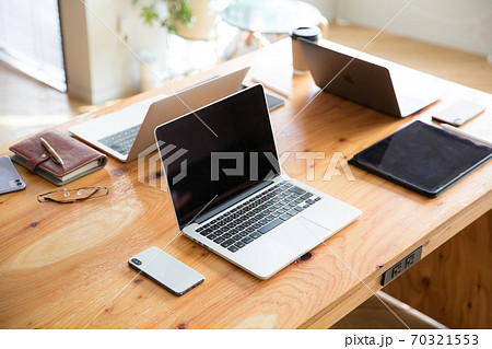 デスクの上のパソコン 70321553