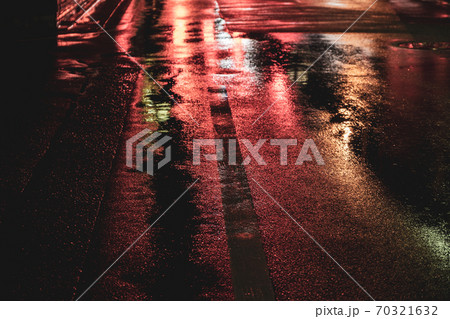 【交通】赤いネオンを反射させる雨の日の夜の街の道路の様子 天気 【交通】赤いネオンを反射させる雨の日の夜の街の道路の様子 天気 70321632