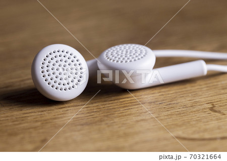 白いイヤホンのアップ 70321664