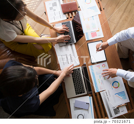 打合せをするビジネスシーン 70321671