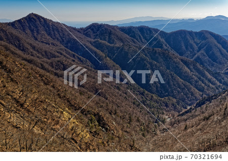 冬の丹沢山から見る塔ノ岳・鍋割山と伊豆・箱根の山並み 冬の丹沢山から見る塔ノ岳・鍋割山と伊豆・箱根の山並み 70321694