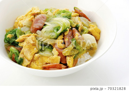 レタスとウインナーの玉子炒め丼 レタスとウインナーの玉子炒め丼 70321828