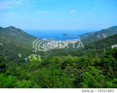 小豆島スカイラインから見渡す土庄町とエンジェルロード(天使の散歩道)　香川県　小豆島(1) 70321865