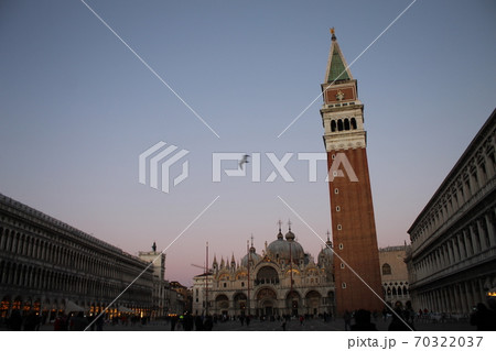 ベネチアサンマルコ広場の夕暮れ時 70322037