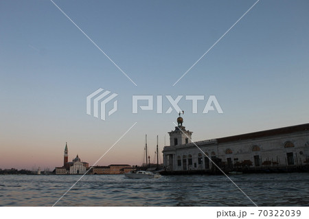 ベネチアの夕暮れと日常 70322039