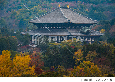 紅葉に映える東大寺大仏殿 紅葉に映える東大寺大仏殿 70322716