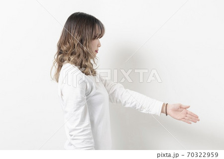 握手で手を差し出す若い女性 握手で手を差し出す若い女性 70322959