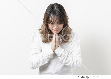 お願いのジェスチャーをする若い女性 お願いのジェスチャーをする若い女性 70322996