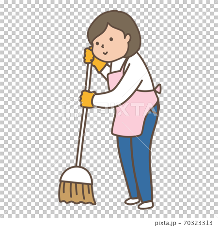 箒で掃き掃除をするエプロンを着た女性 70323313
