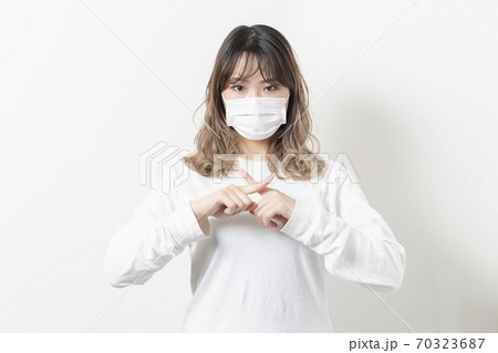 マスクをした若い女性 70323687