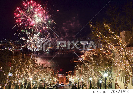 2月の函館八幡坂のイルミネーションと花火 2月の函館八幡坂のイルミネーションと花火 70323910