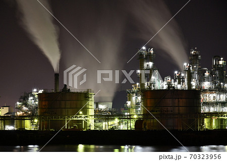 広島県大竹市の飛石港から見た水蒸気がさかんに上がる化学工場の夜景 70323956