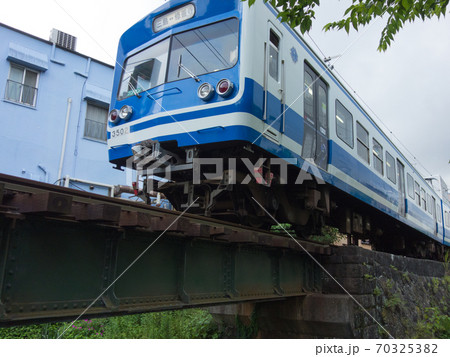 静岡三島市の伊豆箱根鉄道駿豆線の三島広小路と三島田町の間の線路と車両の写真素材 [70325382] - PIXTA