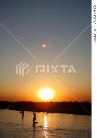 エジプト ナイル川の夕焼け 太陽と月 エジプト ナイル川の夕焼け 太陽と月 70325485
